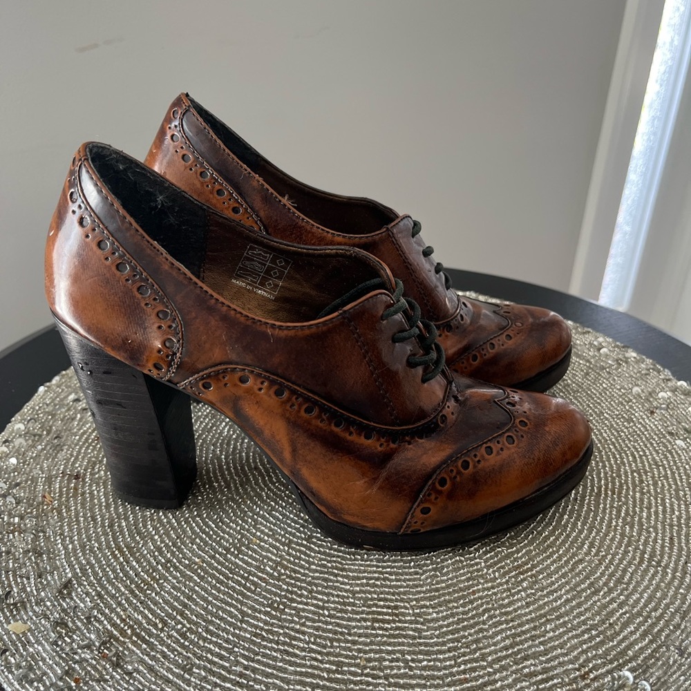 Used excellent condition. Spring.  block heel. Love these vintage vibe shoes!